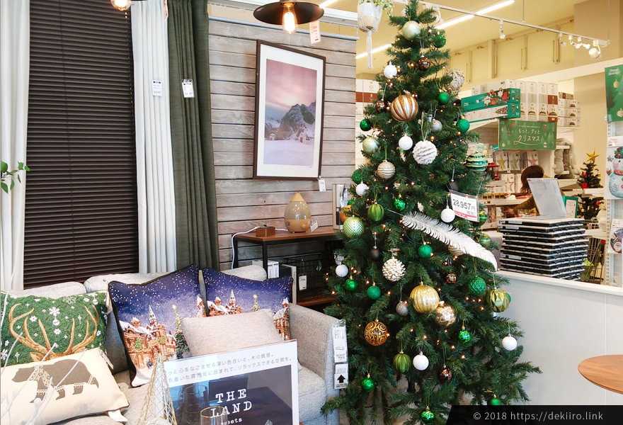 2018年金沢市にあるニトリ店内のクリスマスツリー
